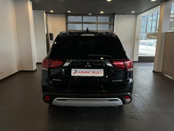 2018 Mitsubishi Outlander III Рестайлинг 3, чёрный, 1890000 рублей - вид 3