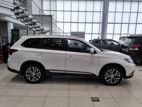 2015 Mitsubishi Outlander III Рестайлинг 2, белый, 1330000 рублей, вид 4