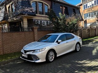 2019 Toyota Camry VIII (XV70), белый, 3900000 рублей, вид 1