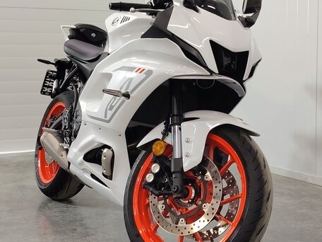 2023 Yamaha YZF-R7, белый, 829000 рублей, вид 3
