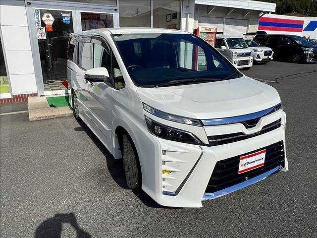 Открыть фотографии: Toyota Voxy III (R80) Рестайлинг