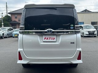 2021 Toyota Voxy III (R80) Рестайлинг, белый, 1800000 рублей, вид 3