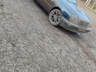 1998 Mercedes-Benz E-Класс 200 II (W210, S210), синий, 650000 рублей, вид 2