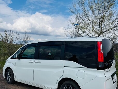 2017 Honda Stepwgn V, белый, 1850000 рублей, вид 5