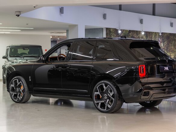 2025 Rolls-Royce Cullinan Black Badge I Рестайлинг (Series II), чёрный, 66500000 рублей - вид 5
