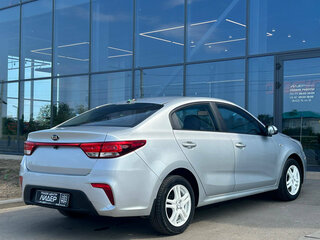 2018 Kia Rio IV, серебристый, 890000 рублей, вид 4