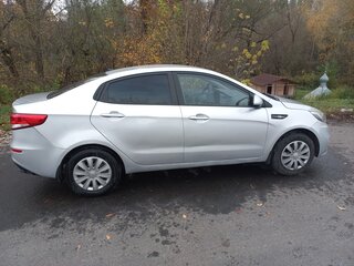 2015 Kia Rio III Рестайлинг, серебристый, 610000 рублей, вид 2