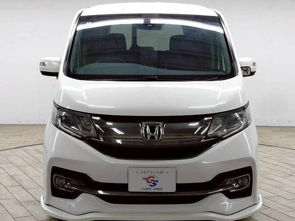 2017 Honda Stepwgn Spada V Рестайлинг, белый, 1600000 рублей - вид 1