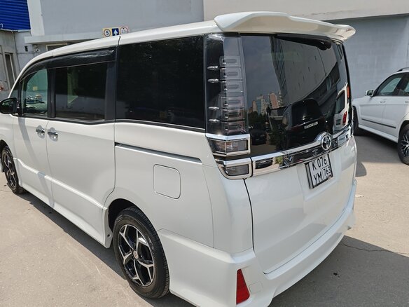 2018 Toyota Voxy III (R80) Рестайлинг, белый, 2555000 рублей - вид 5