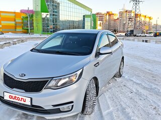 2016 Kia Rio III Рестайлинг, серебристый, 690000 рублей, вид 3
