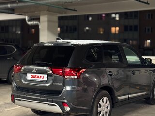 2020 Mitsubishi Outlander III Рестайлинг 3, серый, 2400000 рублей, вид 5