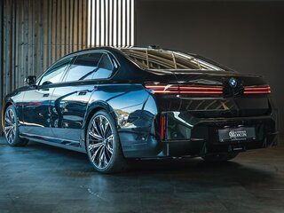 2026 BMW 7 серии 740 xDrive VII (G70) Рестайлинг, чёрный, 22900000 рублей, вид 4