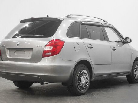 2013 Skoda Fabia II Рестайлинг, бежевый, 600000 рублей, вид 4