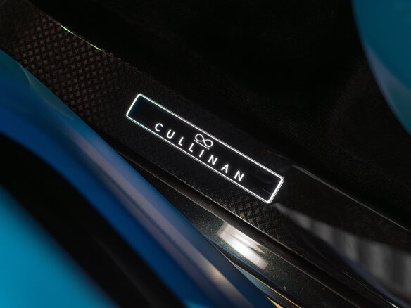 2025 Rolls-Royce Cullinan Black Badge I Рестайлинг (Series II), чёрный, 66500000 рублей - вид 19