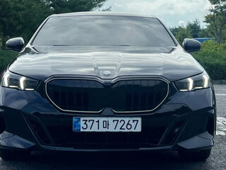 2026 BMW 5 серии 530i xDrive VIII (G60/G61/G68), чёрный, 7200000 рублей, вид 3