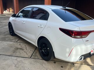 2020 Kia Rio IV Рестайлинг, белый, 1450000 рублей, вид 5