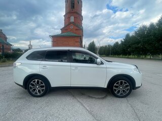 2014 Mitsubishi Outlander III Рестайлинг, белый, 1450000 рублей, вид 4