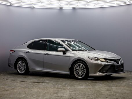 2019 Toyota Camry VIII (XV70), серебристый, 2315000 рублей, вид 3