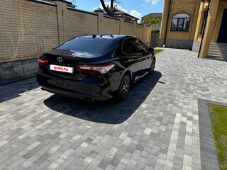 2021 Toyota Camry VIII (XV70) Рестайлинг, чёрный, 3590000 рублей, вид 4