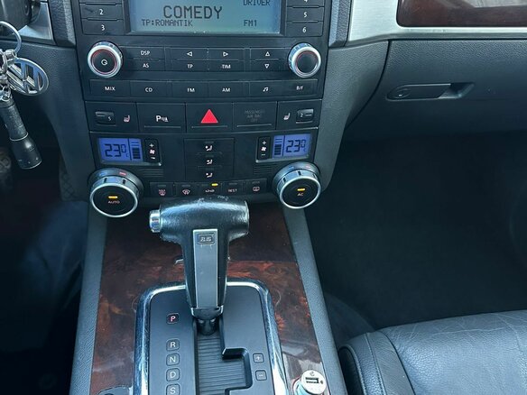 2009 Volkswagen Touareg I Рестайлинг, белый, 1130000 рублей - вид 10