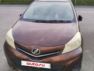 2011 Toyota Vitz III (XP130), коричневый, 600000 рублей, вид 1