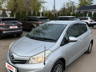 2011 Toyota Vitz III (XP130), серебристый, 610000 рублей, вид 1