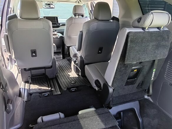 2021 Toyota Sienna IV, серый, 3560000 рублей - вид 11