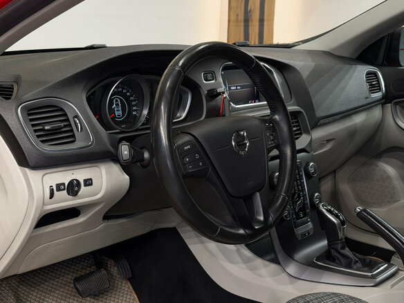 2017 Volvo V40 Cross Country I Рестайлинг, красный, 1970000 рублей - вид 6