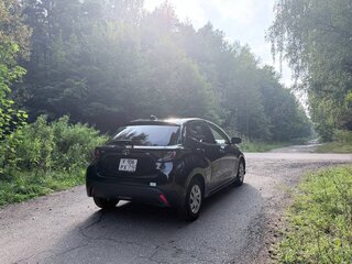 2022 Toyota Yaris IV, чёрный, 1210000 рублей, вид 5