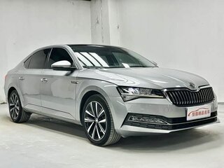 2021 Skoda Superb III Рестайлинг, серебристый, 1890000 рублей, вид 2