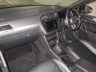 2018 Volkswagen Tiguan II, чёрный, 2115000 рублей, вид 5