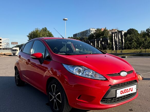 2009 Ford Fiesta Mk6, красный - вид 1