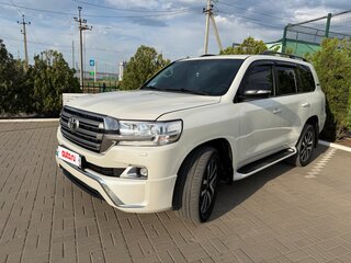 2015 Toyota Land Cruiser 200 Series Рестайлинг 2, белый, 5650000 рублей, вид 1