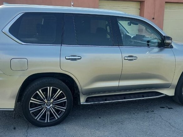 2017 Lexus LX 570 III Рестайлинг 2, серый, 8990000 рублей - вид 3