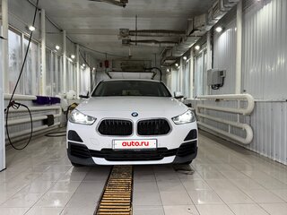 2020 BMW X2 sDrive18i I (F39), белый, 2600000 рублей, вид 2