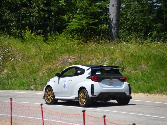 2021 Toyota Yaris IV, белый, 3550000 рублей - вид 14