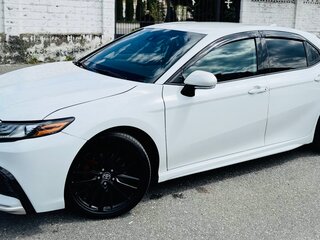 2021 Toyota Camry VIII (XV70) Рестайлинг, белый, 2850000 рублей, вид 3