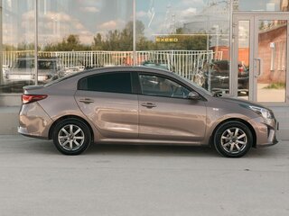 2020 Kia Rio IV Рестайлинг, коричневый, 1140000 рублей, вид 4