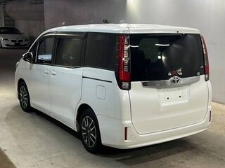 2015 Toyota Noah III (R80), белый, 2300000 рублей, вид 3