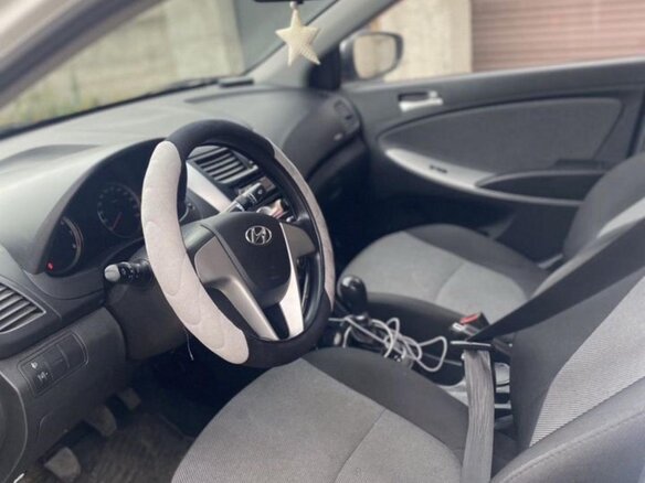 2013 Hyundai Solaris I, белый, 1100000 рублей - вид 4