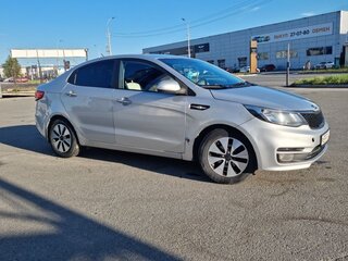 2017 Kia Rio III Рестайлинг, серебристый, 690000 рублей, вид 3