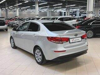 2016 Kia Rio III Рестайлинг, серебристый, 1042000 рублей, вид 3