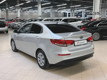 2016 Kia Rio III Рестайлинг, серебристый, 1042000 рублей, вид 3