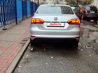 2014 Volkswagen Jetta VI Рестайлинг, серебристый, 900000 рублей, вид 3