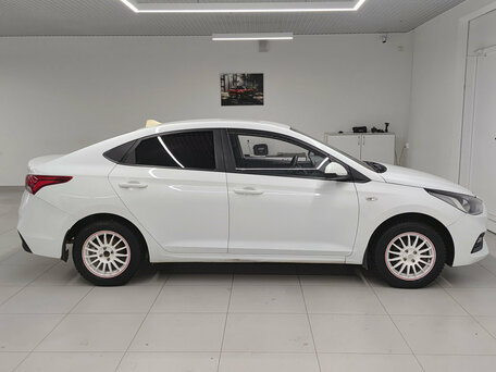 2018 Hyundai Solaris II, белый, 705000 рублей, вид 5