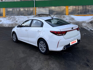 2022 Kia Rio IV Рестайлинг, белый, 1000000 рублей, вид 5