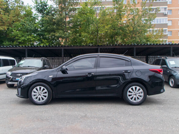 2022 Kia Rio IV Рестайлинг, чёрный - вид 2