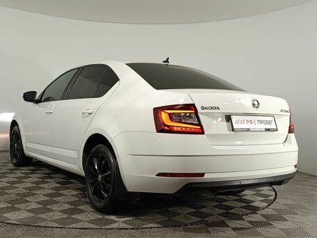 2017 Skoda Octavia III (A7) Рестайлинг, белый, 1480000 рублей, вид 5
