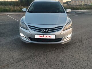2014 Hyundai Solaris I Рестайлинг, серебристый, 825000 рублей, вид 2