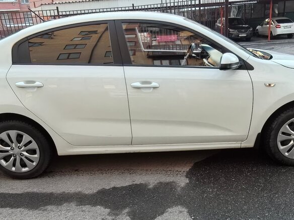 2019 Kia Rio IV, белый, 1500000 рублей - вид 2